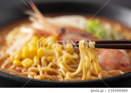 エビ入り味噌ラーメン 箸で麺を持ち上げる臨場感 コーン・ネギのトッピング 濃厚スープの一杯 エビ入り味噌ラーメン 箸で麺を持ち上げる臨場感 コーン・ネギのトッピング 濃厚スープの一杯 138498966