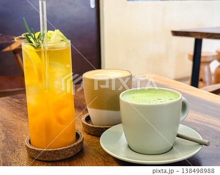 カフェのドリンク3種（抹茶ラテ・カフェラテ・フルーツドリンク） 138498988