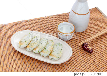 青じそ入り笹かまぼこと日本酒 138499036