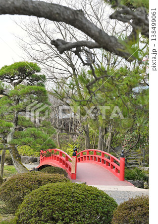 白山神社の参道に架かる赤い太鼓橋(新潟県新潟市中央区) 白山神社の参道に架かる赤い太鼓橋(新潟県新潟市中央区) 138499061