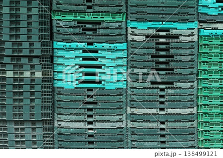 沢山積み重ねられたパレット 138499121