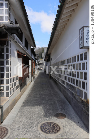 倉敷美観地区の街角風景［倉敷川の堀割北側の南北の路地］ 138499186