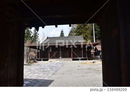 日本の岐阜県の高山市 国指定重要文化財の照蓮寺 日本建築の美しい寺院 入場門からの眺め 日本の岐阜県の高山市 国指定重要文化財の照蓮寺 日本建築の美しい寺院 入場門からの眺め 138499209