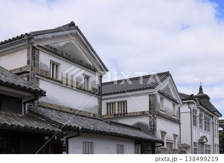 倉敷美観地区の街角風景［倉敷民藝館と倉敷館観光案内所］ 138499219