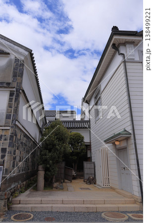 倉敷美観地区の街角風景［倉敷民藝館と倉敷館観光案内所］ 138499221