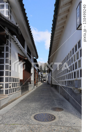倉敷美観地区の街角風景［倉敷川の堀割北側の南北の路地］ 138499240