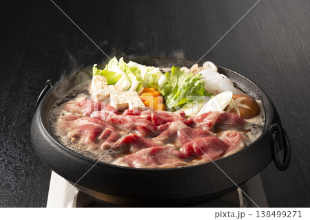 牛肉のすき焼き 黒い鉄鍋 豆腐・白菜・ネギ・卵入り 湯気が立つ豪快な冬の鍋料理 和牛の贅沢な一鍋 138499271