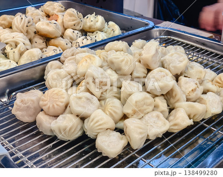 上海名物・焼き小籠包(生煎包)のクローズアップ 上海名物・焼き小籠包(生煎包)のクローズアップ 138499280