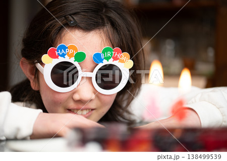 パーティーグッズのサングラスをかけた女の子 138499539
