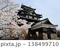 桜に彩られた国宝松江城 138499710