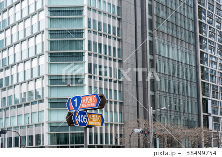ビル群と道路標識の風景 ビル群と道路標識の風景 138499754