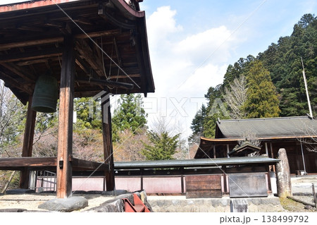 日本の岐阜県の高山市 国指定重要文化財の照蓮寺 梵鐘と呼ばれるお寺の鐘 日本の岐阜県の高山市 国指定重要文化財の照蓮寺 梵鐘と呼ばれるお寺の鐘 138499792