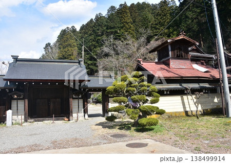 日本の岐阜県の高山市 国指定重要文化財の照蓮寺 日本建築の美しい入場門 日本の岐阜県の高山市 国指定重要文化財の照蓮寺 日本建築の美しい入場門 138499914
