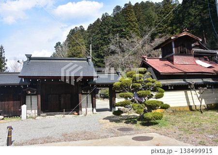 日本の岐阜県の高山市 国指定重要文化財の照蓮寺 日本建築の美しい入場門 日本の岐阜県の高山市 国指定重要文化財の照蓮寺 日本建築の美しい入場門 138499915