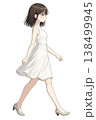 ワンピースで歩く女性 138499945