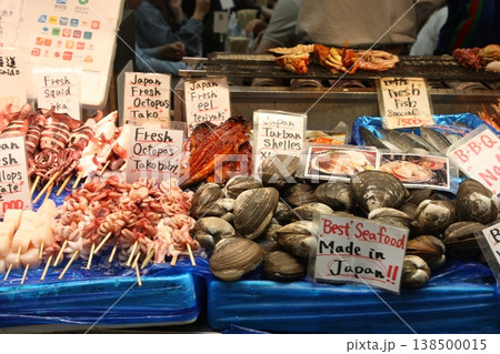 大阪黒門市場外国人向け店頭販売 大阪黒門市場外国人向け店頭販売 138500015