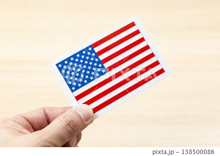 アメリカの国旗カードを持つ手 アメリカの国旗カードを持つ手 138500086