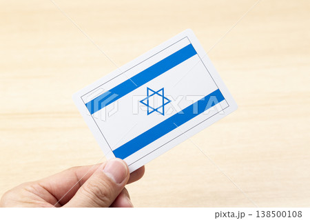 イスラエルの国旗カードを持つ手 イスラエルの国旗カードを持つ手 138500108