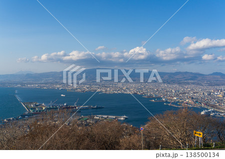 函館山展望台から望む函館市街と港のパノラマ(北海道) 函館山展望台から望む函館市街と港のパノラマ(北海道) 138500134