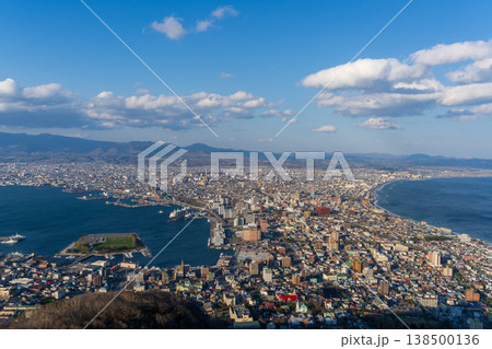 函館山展望台から望む函館市街と港のパノラマ(北海道) 函館山展望台から望む函館市街と港のパノラマ(北海道) 138500136