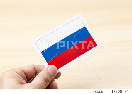 ロシアの国旗カードを持つ手 ロシアの国旗カードを持つ手 138500174