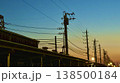 夕暮れの空に伸びる電線と静かな街並み 138500184