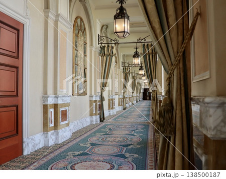東京 高級ホテル内装 長い廊下と絨毯の無人の遠近構図|バナー・WEBデザイン・高級ブランド広告 東京 高級ホテル内装 長い廊下と絨毯の無人の遠近構図|バナー・WEBデザイン・高級ブランド広告 138500187