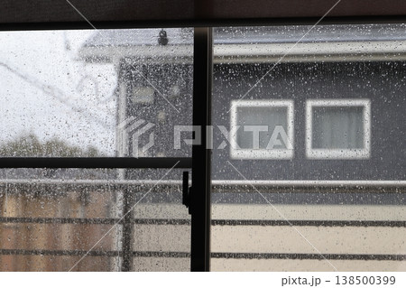ガラスについた雨の水滴 138500399