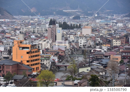 日本の岐阜県の高山市　中心部の中橋方面の美しい町並み　春の蕾状態の桜と宮川　城山公園から見た眺め 138500790