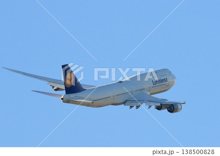 上昇する旅客機　747　ジャンボジェット　ルフトハンザ航空 138500828