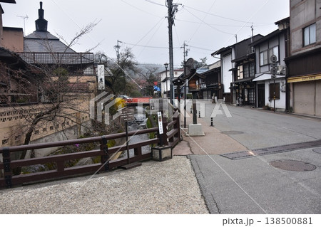 日本の岐阜県　高山市の古い町並　歴史を感じさせる古民家　春の高山祭期間中の朝の様子 138500881
