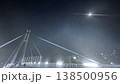 幻想的　夜 の 斜張橋 と 月 の 風景 街灯 の 明かり 138500956