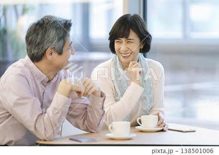 カフェでくつろぐ笑顔の60代の夫婦 イメージ カフェでくつろぐ笑顔の60代の夫婦 イメージ 138501006