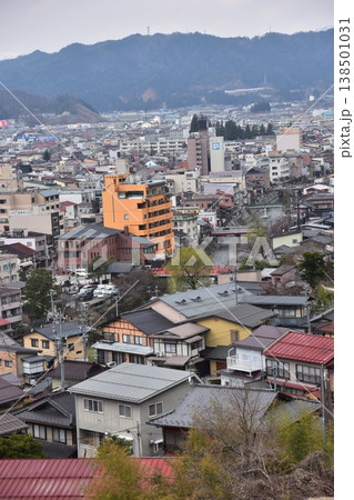 日本の岐阜県の高山市 中心部の中橋方面の美しい町並み 春の蕾状態の桜と宮川 城山公園から見た眺め 日本の岐阜県の高山市 中心部の中橋方面の美しい町並み 春の蕾状態の桜と宮川 城山公園から見た眺め 138501031