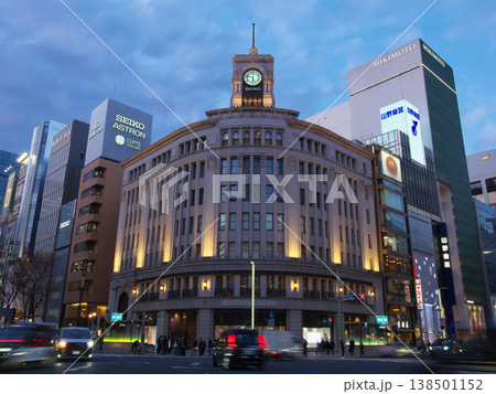 賑わう春の銀座四丁目交差点の夕景　都市景観（2026年3月） 138501152