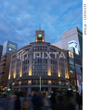 賑わう春の銀座四丁目交差点の夕景 都市景観(2026年3月) 賑わう春の銀座四丁目交差点の夕景 都市景観(2026年3月) 138501154