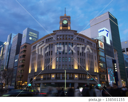 賑わう春の銀座四丁目交差点の夕景　都市景観（2026年3月） 138501155