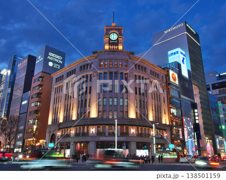 賑わう春の銀座四丁目交差点の夕景 都市景観(2026年3月) 賑わう春の銀座四丁目交差点の夕景 都市景観(2026年3月) 138501159