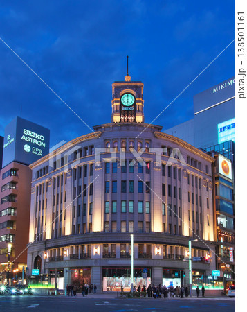 賑わう春の銀座四丁目交差点の夕景　都市景観（2026年3月） 138501161