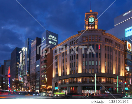 賑わう春の銀座四丁目交差点の夕景　都市景観（2026年3月） 138501162