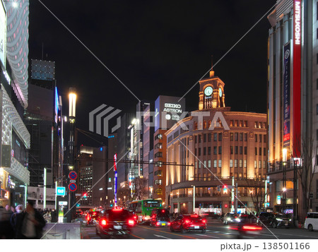 賑わう春の銀座四丁目交差点の夕景　都市景観（2026年3月） 138501166