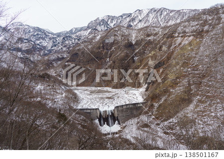 雪山にある砂防ダム 山岳地帯の防災インフラ 138501167