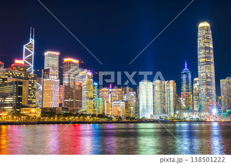 香港　夜のビクトリアハーバー 138501222