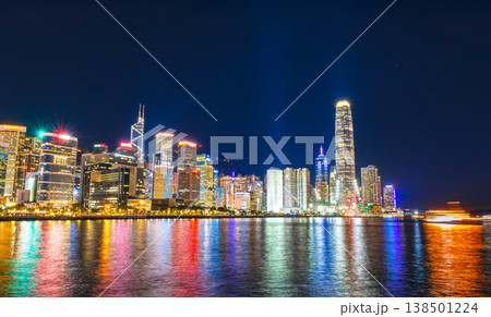 香港　夜のビクトリアハーバー 138501224