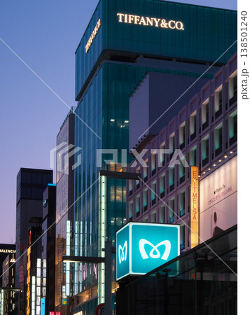 賑わう銀座四丁目交差点付近の夕景 都市景観(2026年3月) 賑わう銀座四丁目交差点付近の夕景 都市景観(2026年3月) 138501240