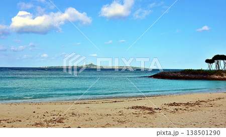 夏、沖縄の青空と白い砂浜が美しいビーチの風景 138501290