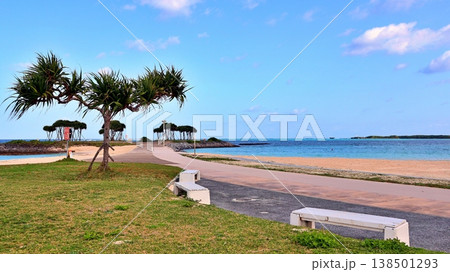 夏、沖縄の青空とビーチ沿いに続く遊歩道の風景 138501293