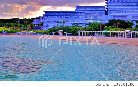 夕暮れ時の沖縄の海とビーチ沿いのホテル風景 138501296