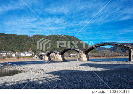 日本を代表する木造橋　錦帯橋 138501352