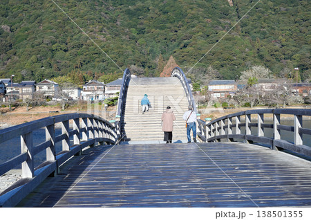 日本を代表する木造橋　錦帯橋 138501355
